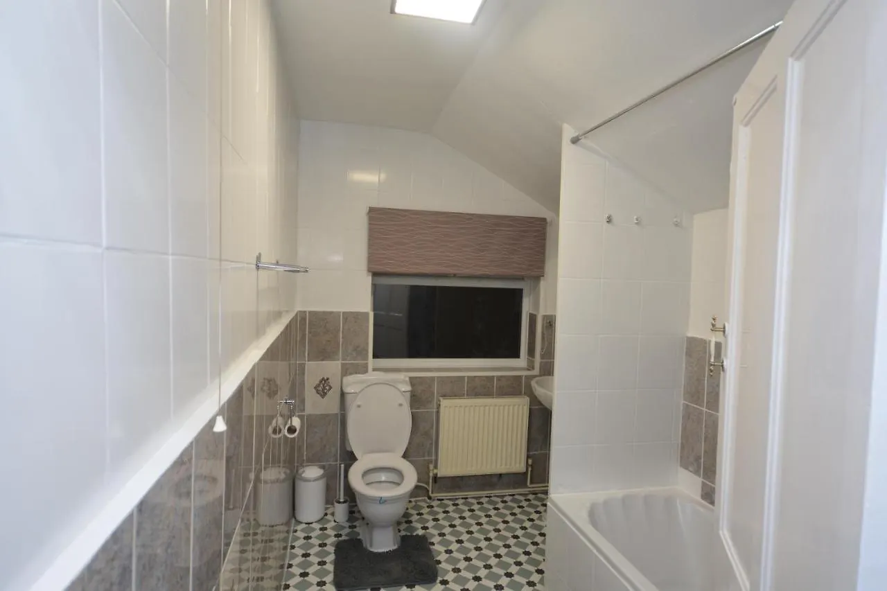 Lovely 3 Bedroom House Near Barking Station 0*, Barking (Greater London)