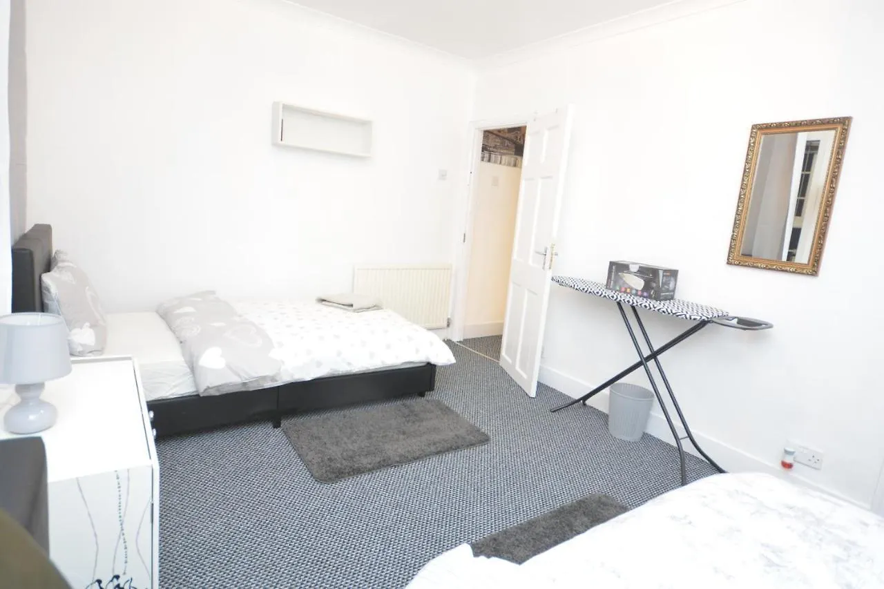 Lovely 3 Bedroom House Near Barking Station Holiday home