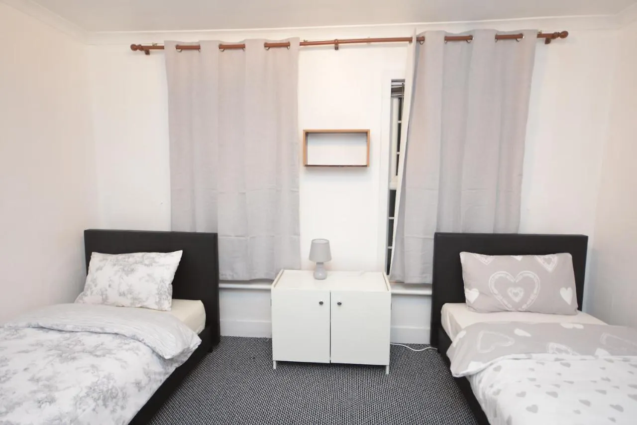 Holiday home Lovely 3 Bedroom House Near Barking Station