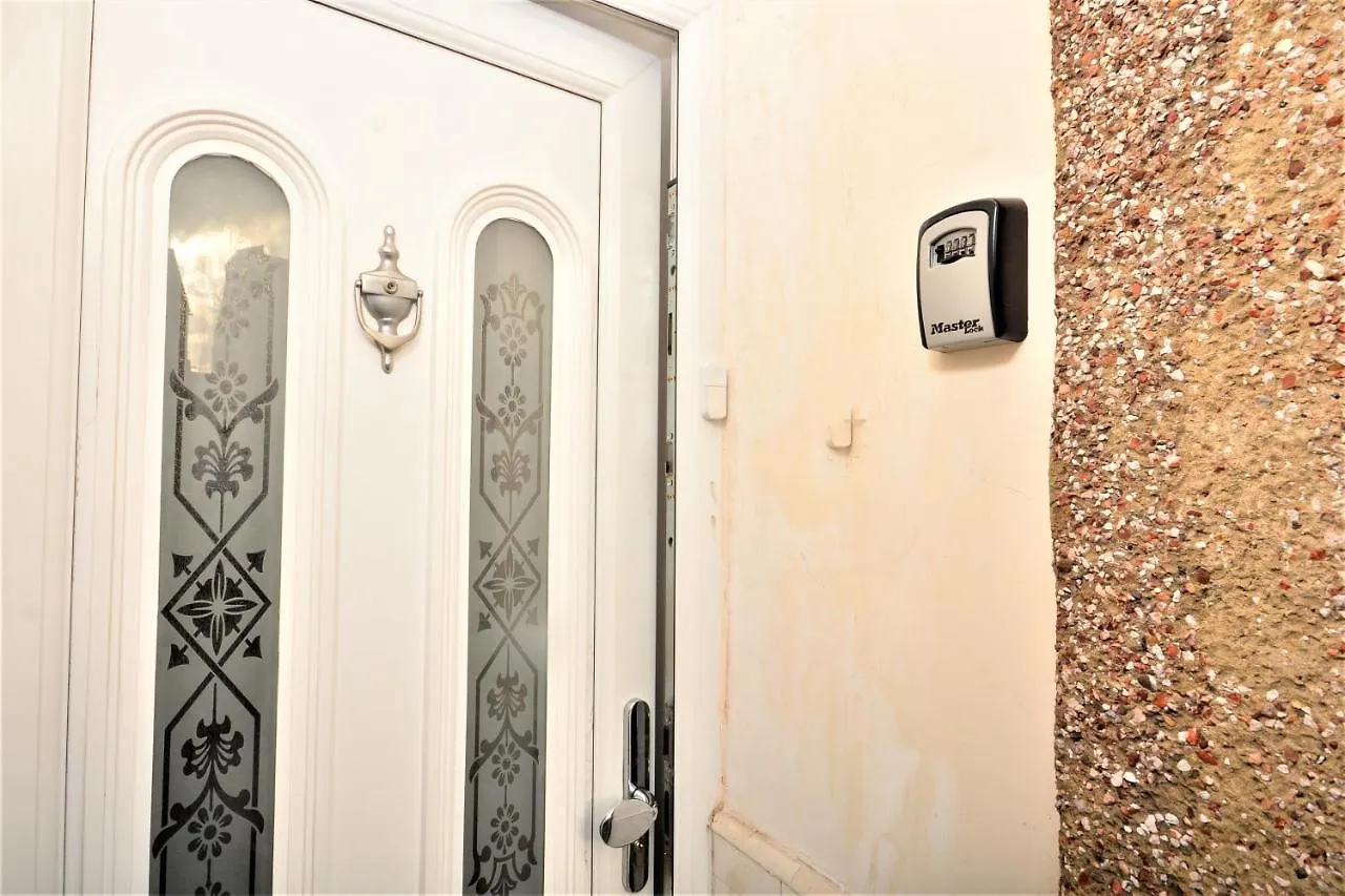 Lovely 3 Bedroom House Near Barking Station 0*, Barking (Greater London) United Kingdom